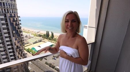 Блонда жжет под турецким солнцем, отдаваясь трахарю в отеле