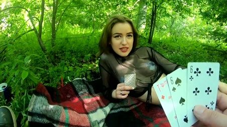 Проиграла в карты потрахалась в лесу - это так романтично!