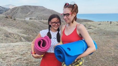 Веселый Колька подцепил двух молодых студенток, которые возвращались с пляжа