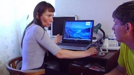 Помог тетке с компьютером и попросил отблагодарить сексом