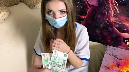 Молодая медсестра колебалась, но все же согласилась на секс за деньги