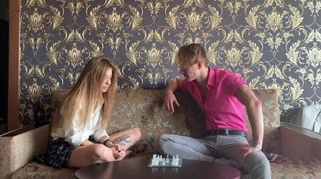 Проиграла парню в шахматы и пришлось распечатать свою девственную попку